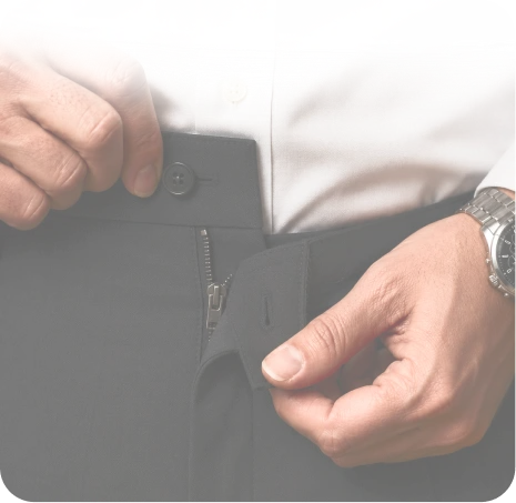 Homem ajustando a calça, representando estética íntima masculina