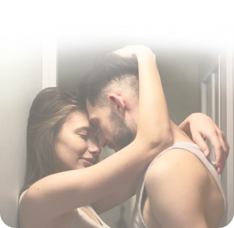 Casal em momento de intimidade, representando saúde e performance sexual masculina